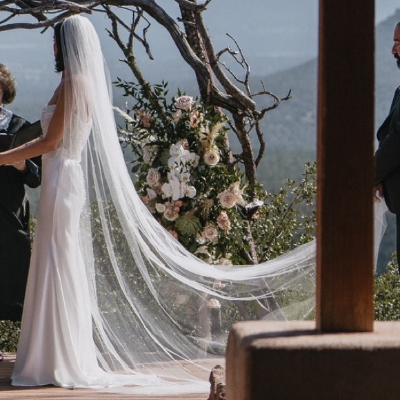 STUNNING Klienfeld veil with beautiful pearl details (retail $800) - Picture 1 of 5